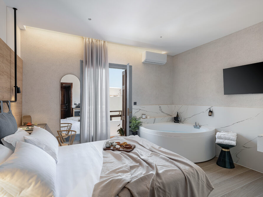 Deluxe double 18sq meters with spa bath and balcony facing the city of chania